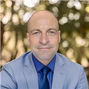 Profesor de Derecho con amplia experiencia profesional en España y Argentina, para todos los niveles.